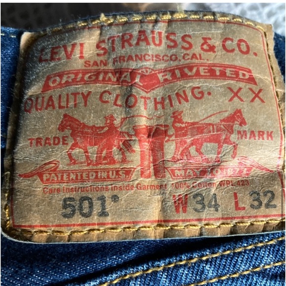 LEVI STRAYS 501 BLUE JEANS, ONE SMALL KNICK ON POCKET, BUTTON FLY, NWOT, 34/32 - Picture 4 of 7